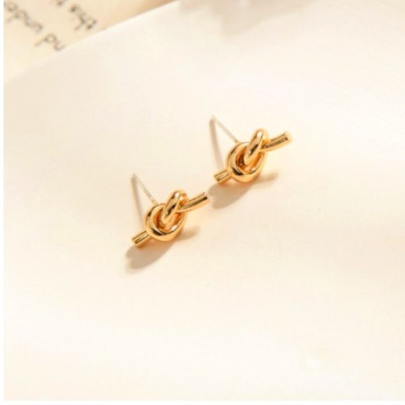 LiveChicStyle Jewelry - Chic Gold Knot Stud Earrings